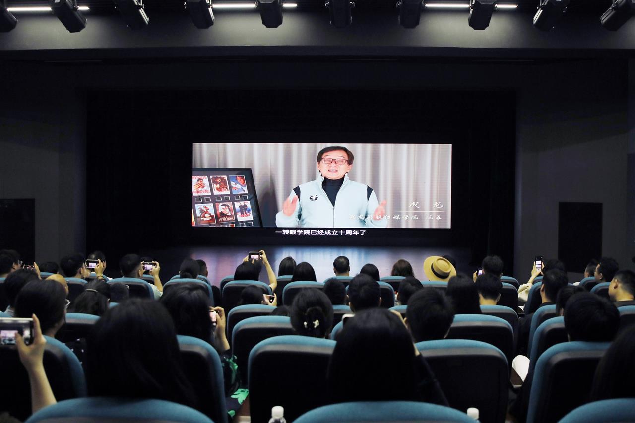 图5：成龙影视传媒学院院长成龙先生鼓励师生们为中国电影事业贡献力量。刘恒 摄.jpg