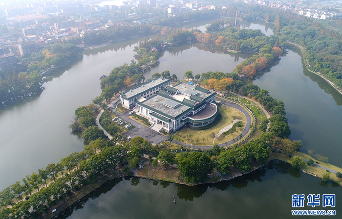 绿水环绕的荆州文物保护中心。新华社记者熊琦摄