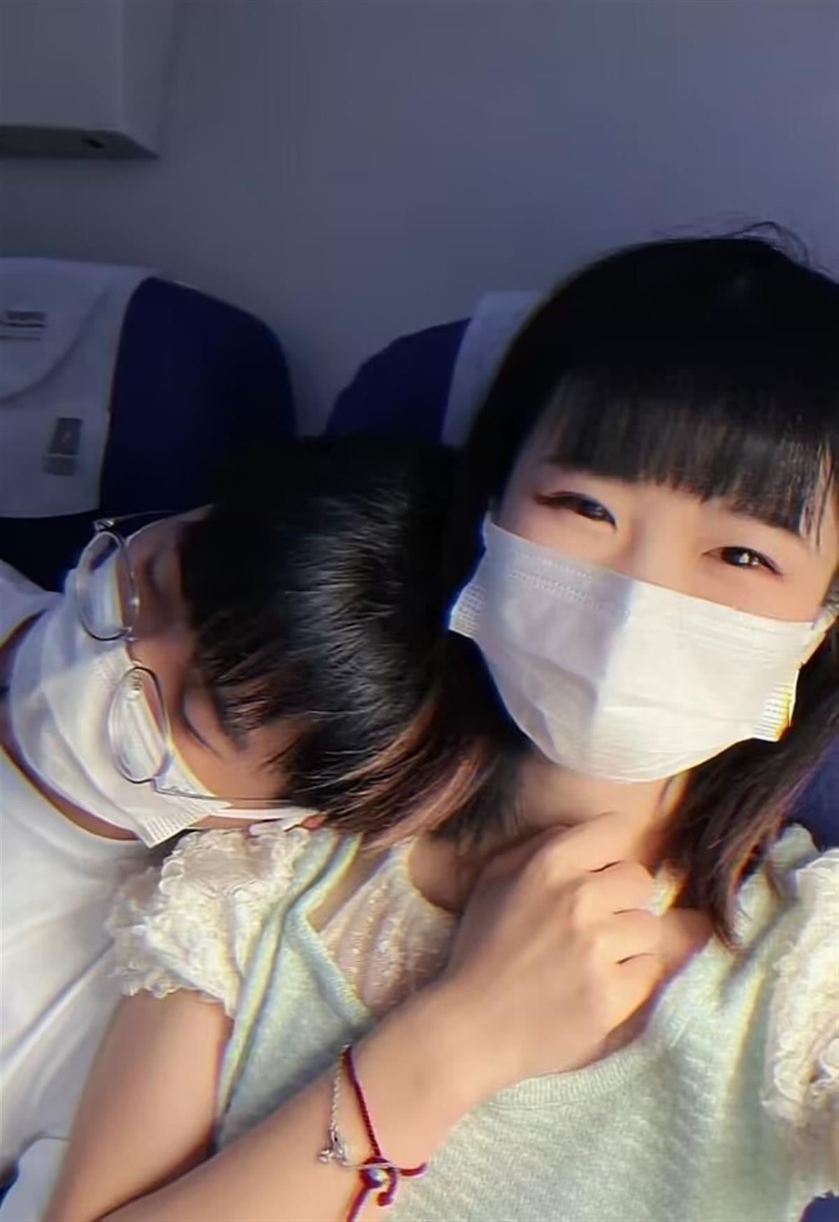 孙悦和孙卓合影（图片来源：孙悦社交平台）