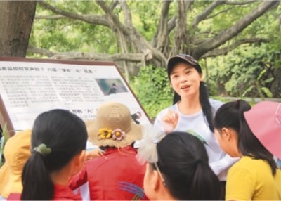 在小鸟天堂举办的2021年“国际生物多样生物日”主题宣传活动中，容妙娜在介绍鸟类知识。受访者供图