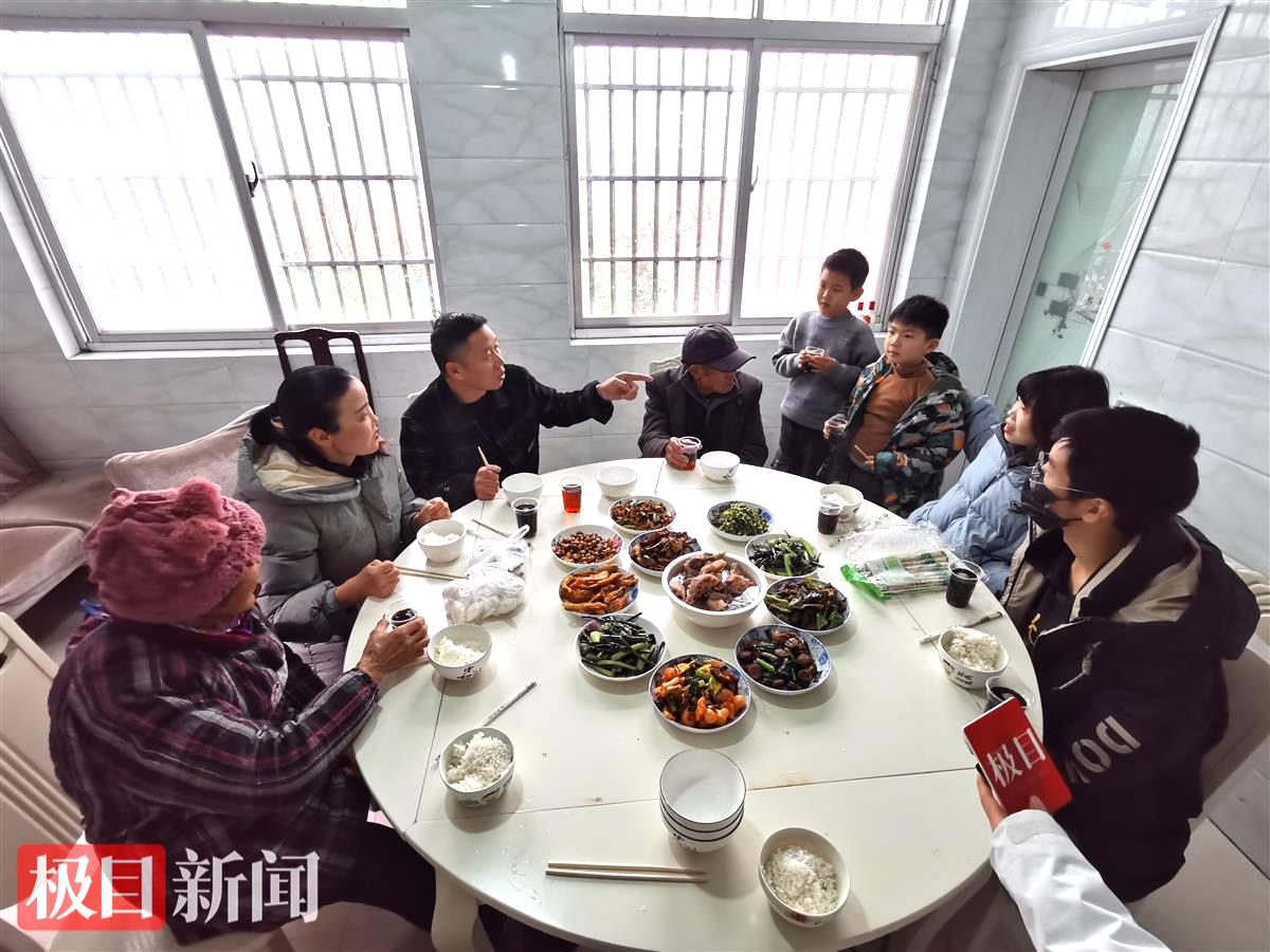 2022年1月25日，孙卓回到湖北监利老家吃的第一顿团圆饭。（极目新闻记者 黄志刚 摄）.jpg