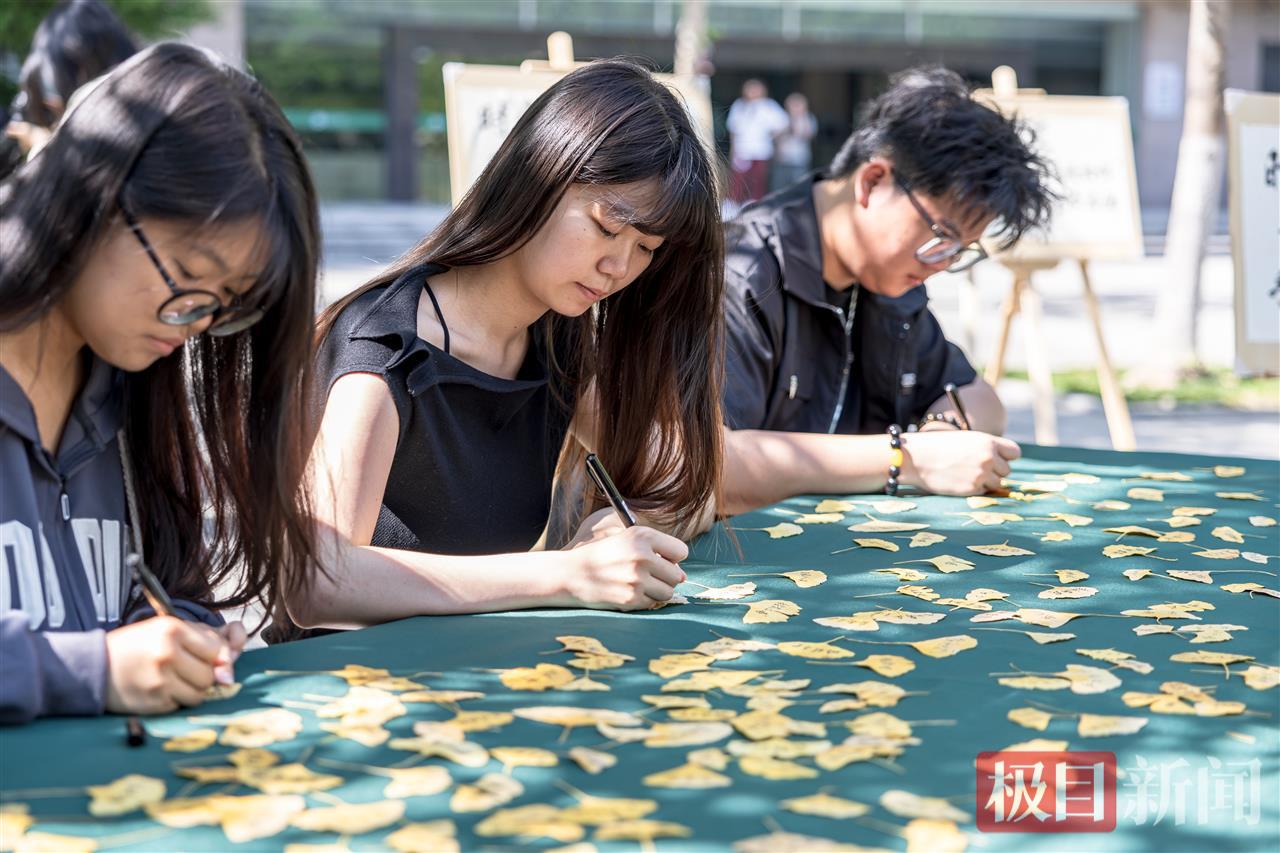 图为学生在银杏叶上手写寄语 摄影：苏古润.jpg