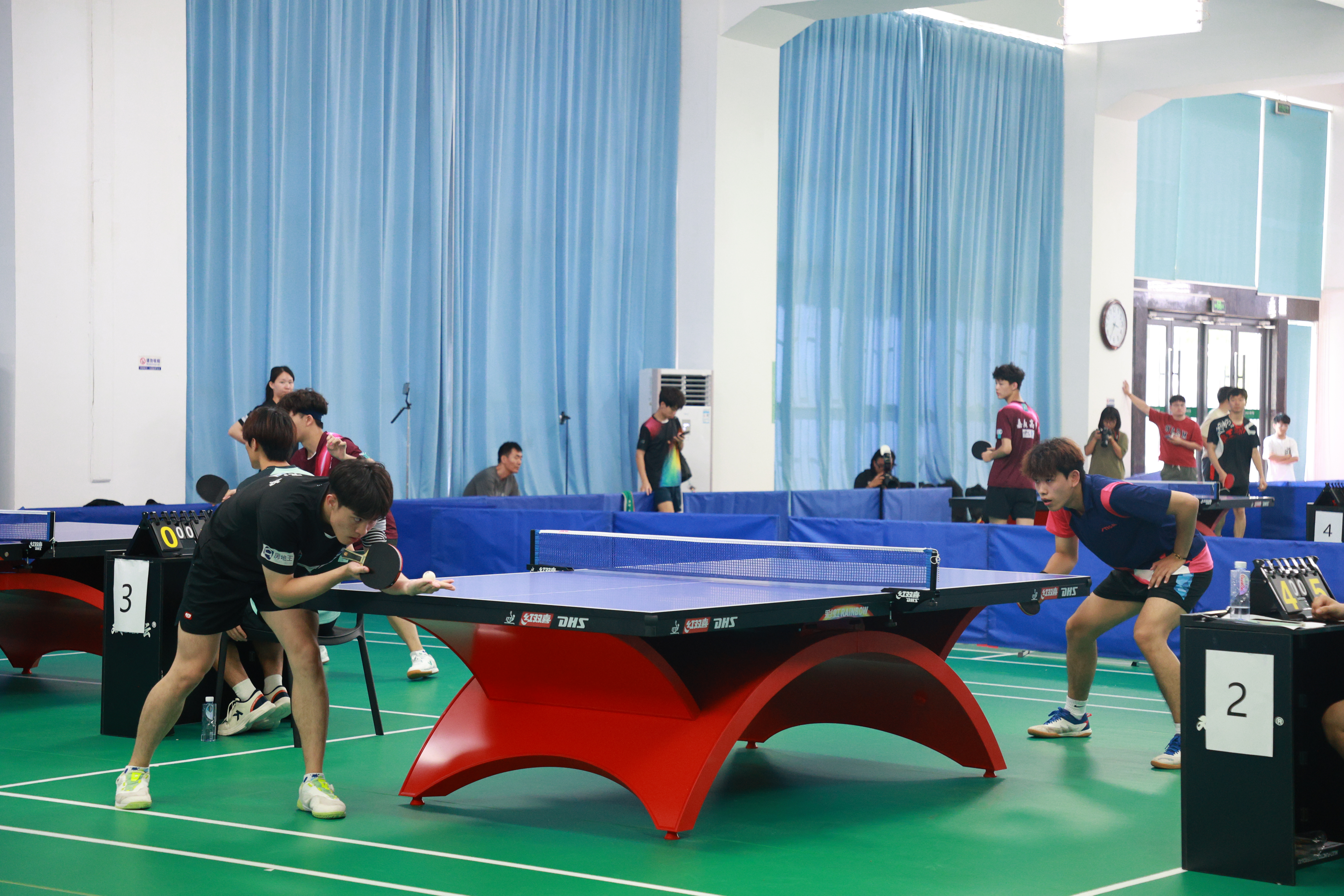 图为紧张激烈的乒乓球赛 摄影：芮雨欣 (11).JPG