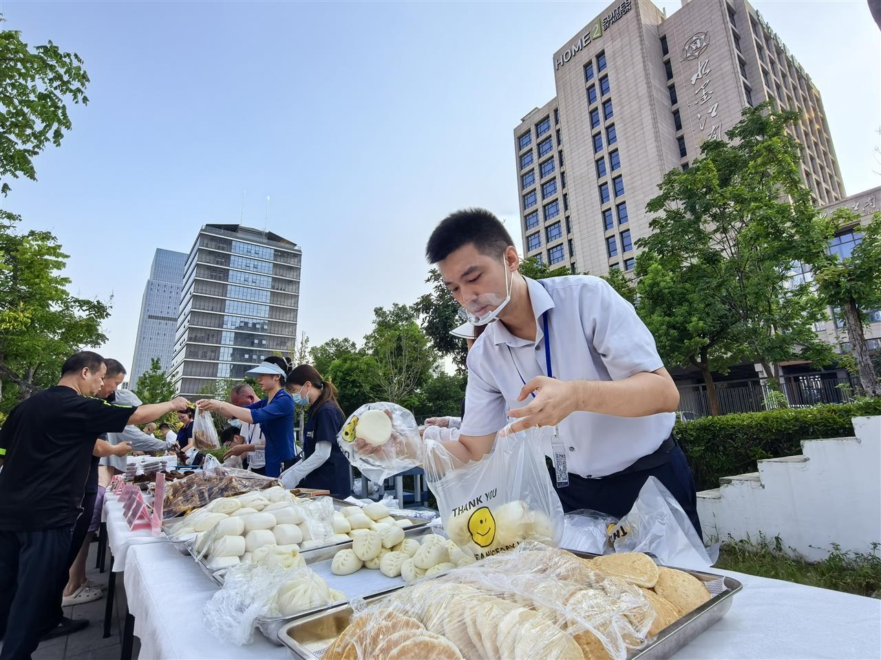 世界光谷追光者⑤：水墨江南老板吴奇锦街头摆摊挑战卖100万