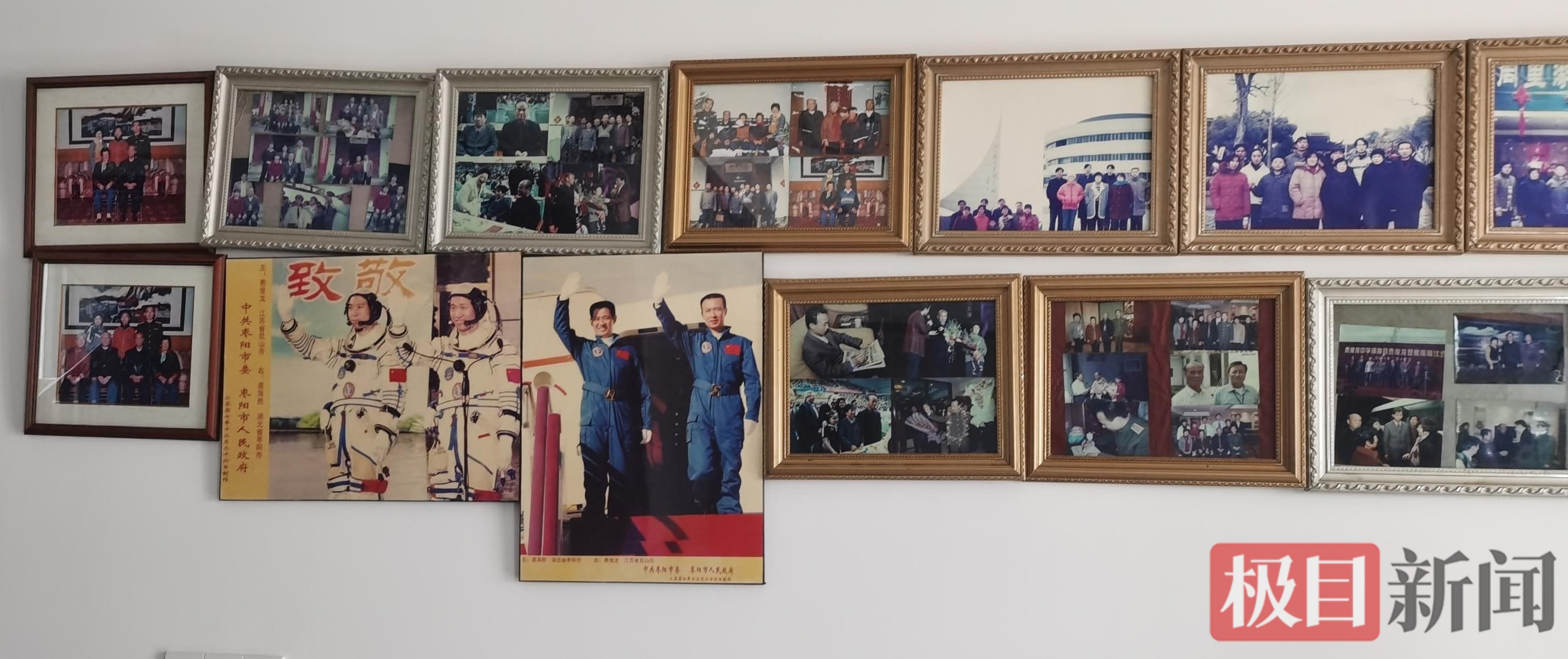 费俊龙父母新房里的照片墙