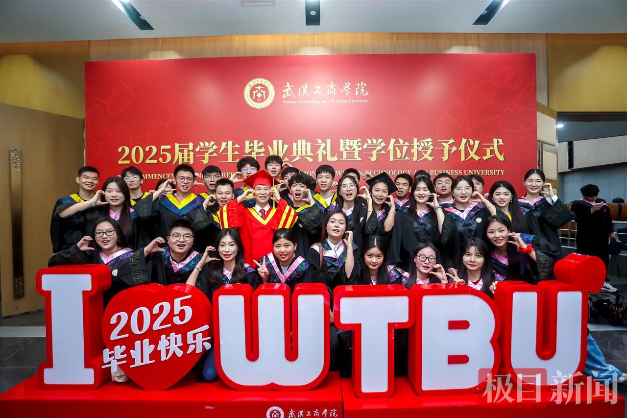 图为校长孔建益与2025届毕业生开心合影 摄影：佳航.jpg