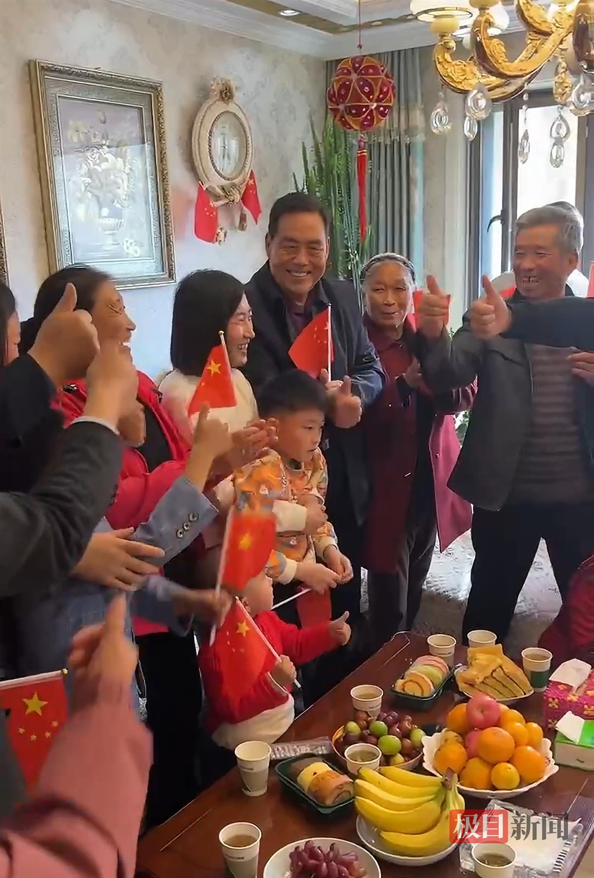 发射成功时，亲友向唐胜杰家人祝贺(极目新闻记者舒隆焕摄)