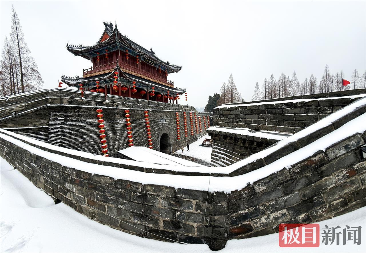 1月20日，雪中的湖北荆州古城。（万力源 摄）.jpg