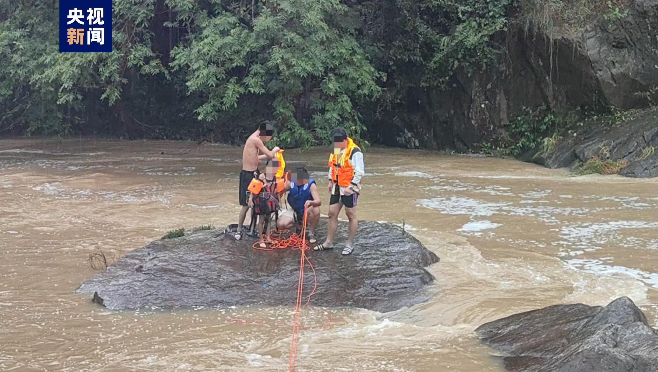 浙江温州一河水上涨致4人被困 消防紧急救援-第2张-资讯-青岛传媒有限公司