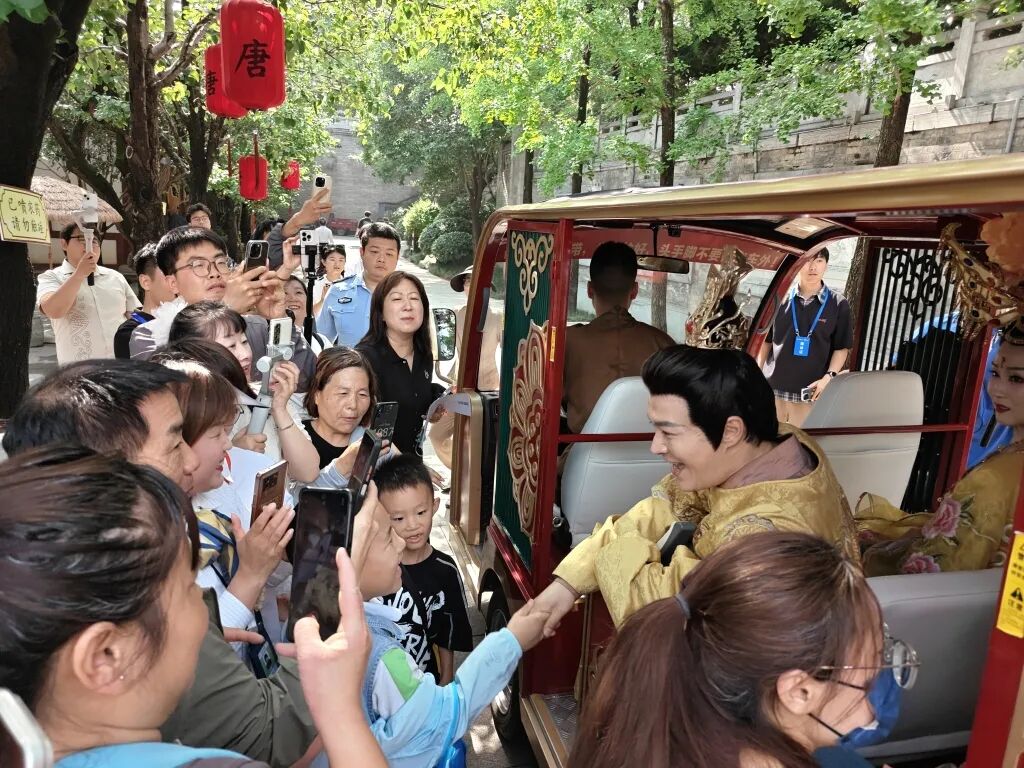 50岁演员郑国霖回应成“NPC顶流”：就是普通打工人，走红后找上门的剧本多了很多，去年至今跑了几十个景区