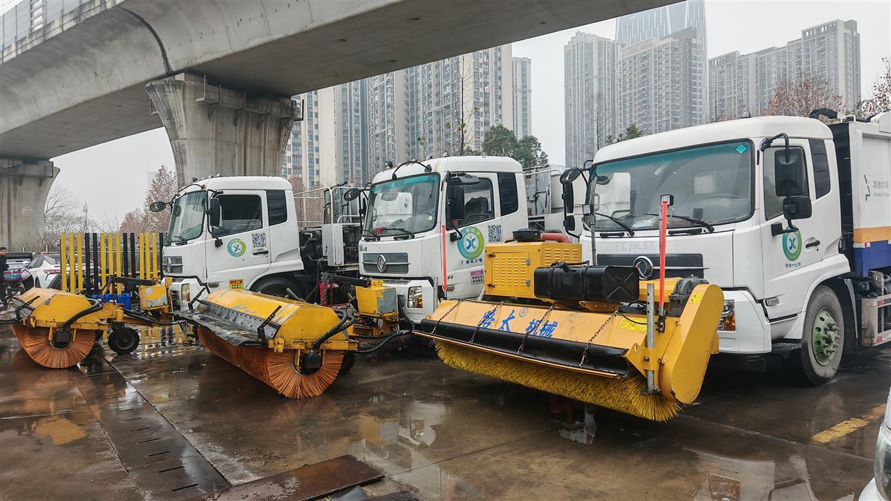 工作人员加强除雪车辆、器械的维护检修，各类除雪设备已准备就绪 (1).jpg