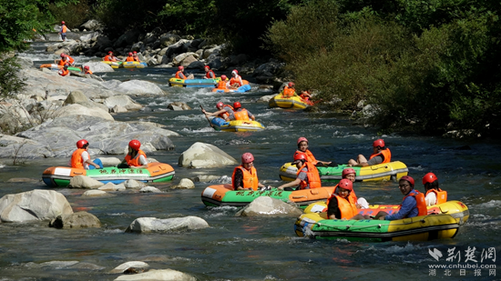 炎炎夏日，激情漂流。草盘地镇 供图