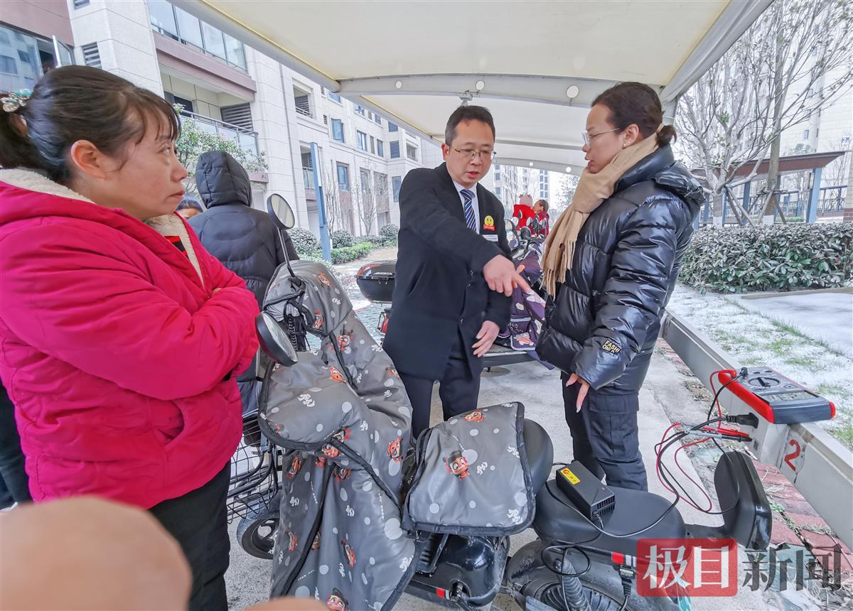 2月26日，小区物业经理就充电站问题与居民代表沟通（极目新闻记者 黄志刚 摄）.jpg