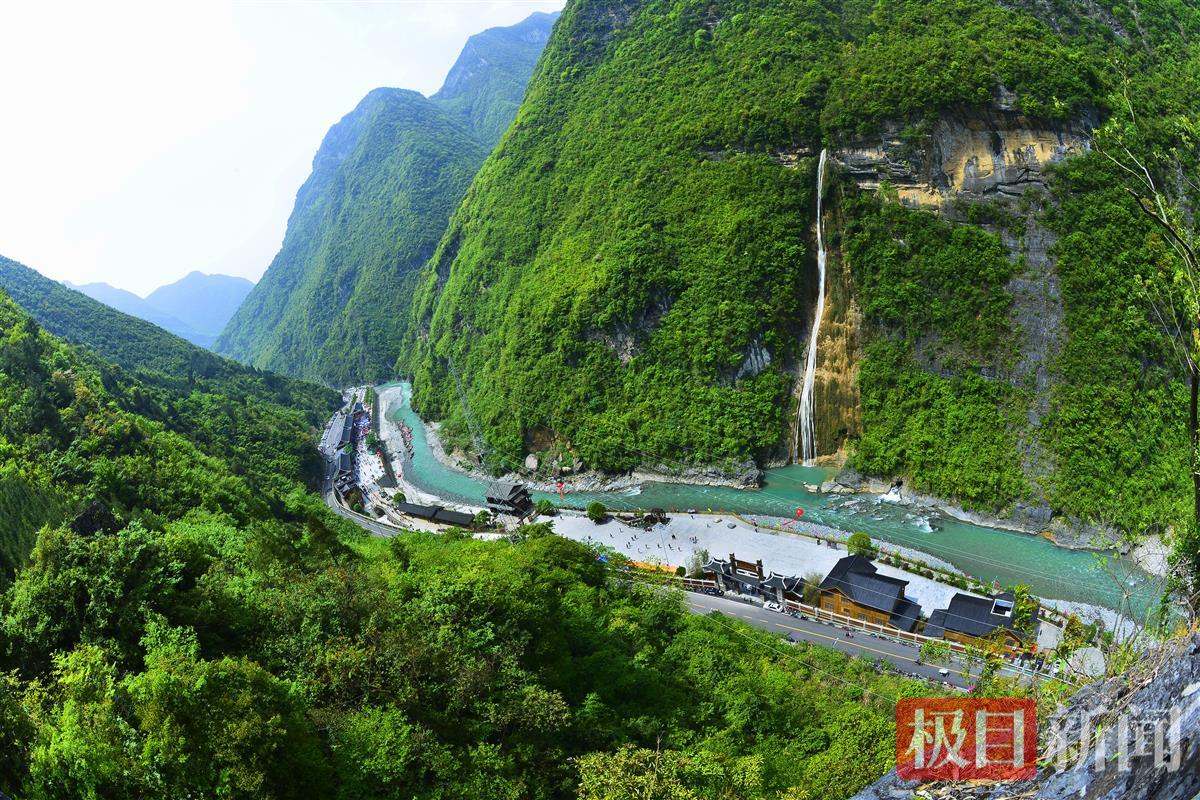 俯瞰神农溪纤夫驿站漂流基地  郑定荣摄.JPG