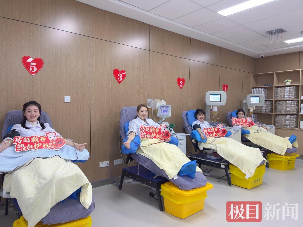 武汉血液中心江南分中心献血活动现场.jpg