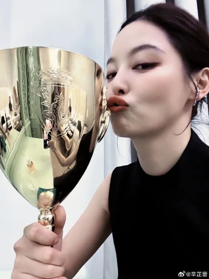 威尼斯影后辛芷蕾发亲吻奖杯照片回应拿奖：感恩所有；演员李冰冰、高叶发文祝贺辛芷蕾