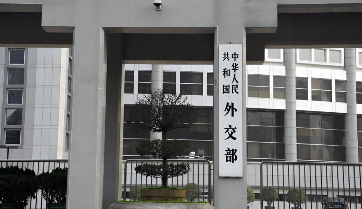 外交部发言人就菲律宾领导人涉台言论答记者问：如何解决台湾问题是中国人自己的事，不容他人置喙！