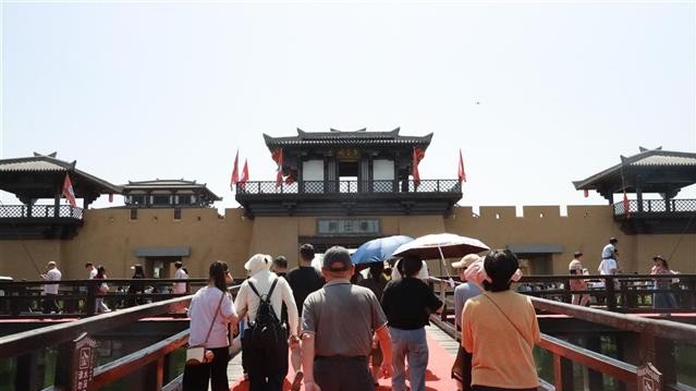老总亲自拍片，凌晨5点游客排队等化妆，沔阳小镇五一花式“宠客”你还不来？