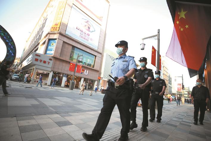 警务站民警在中天街巡逻