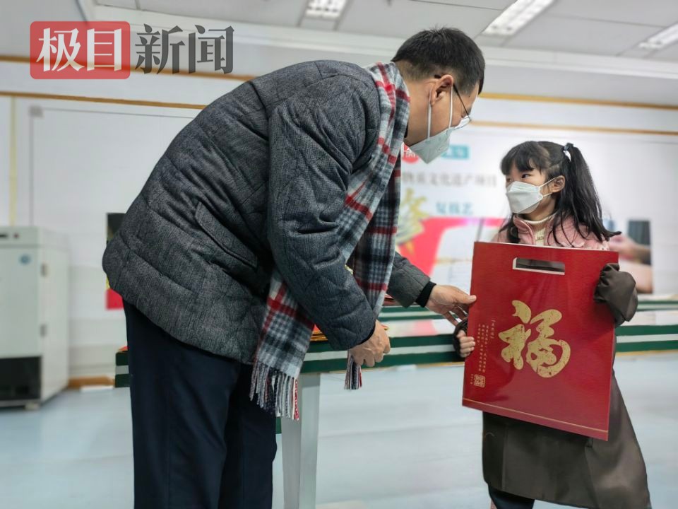 王国华（左）给小读者送出新春福袋