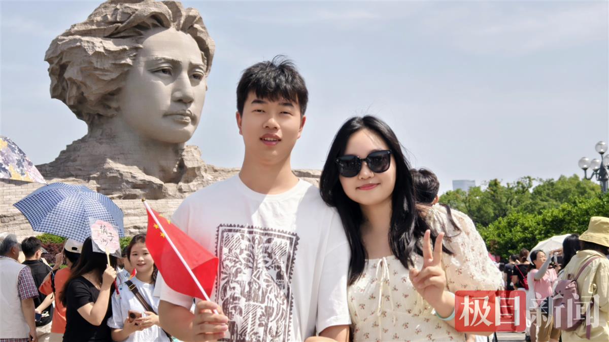 郑先生和女友 极目新闻记者摄.jpg