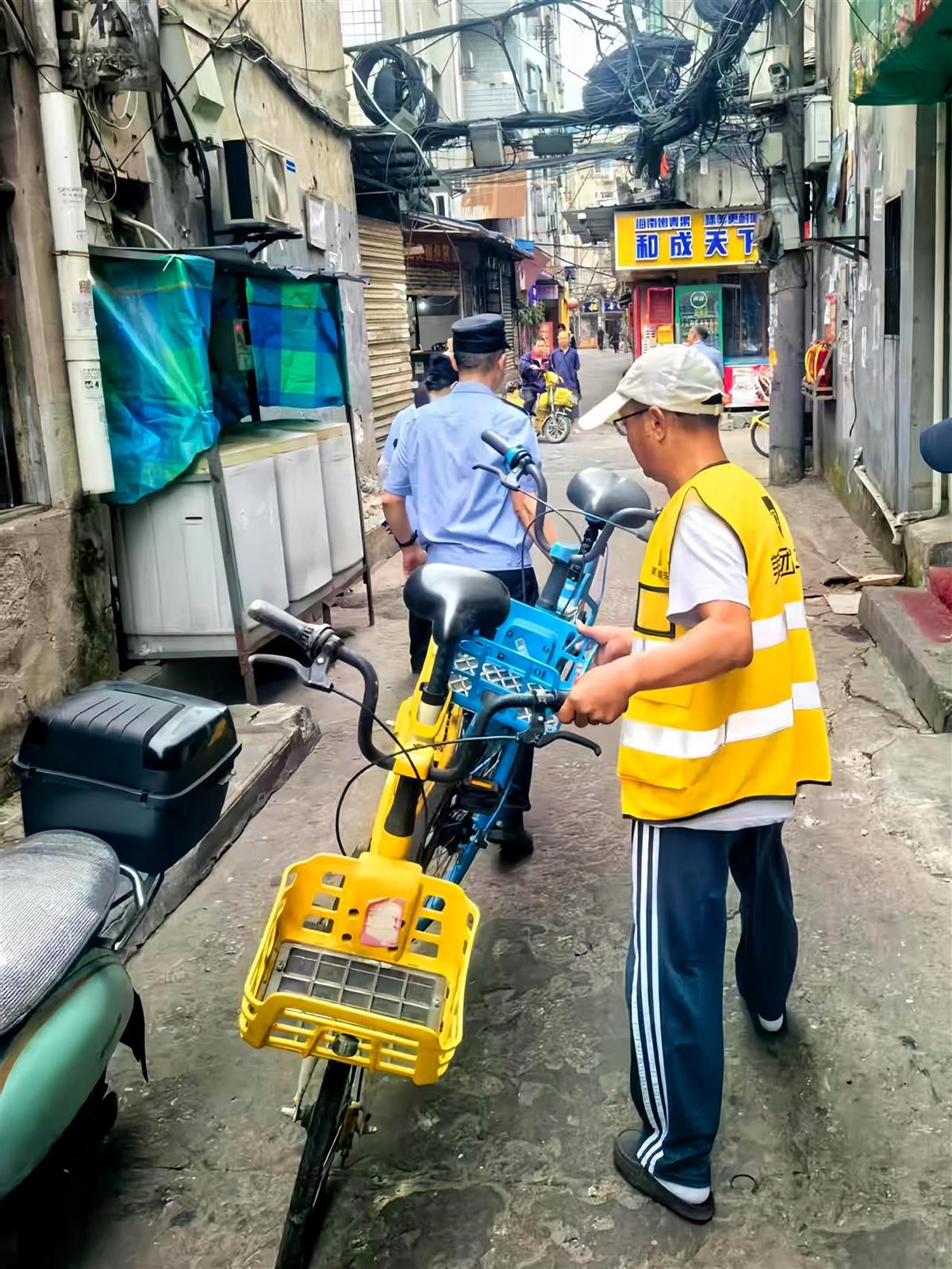 “单车猎手”小队带领执法人员、单车企业运维人员深入背街小巷，将“迷失”单车一一寻回 (2).jpg