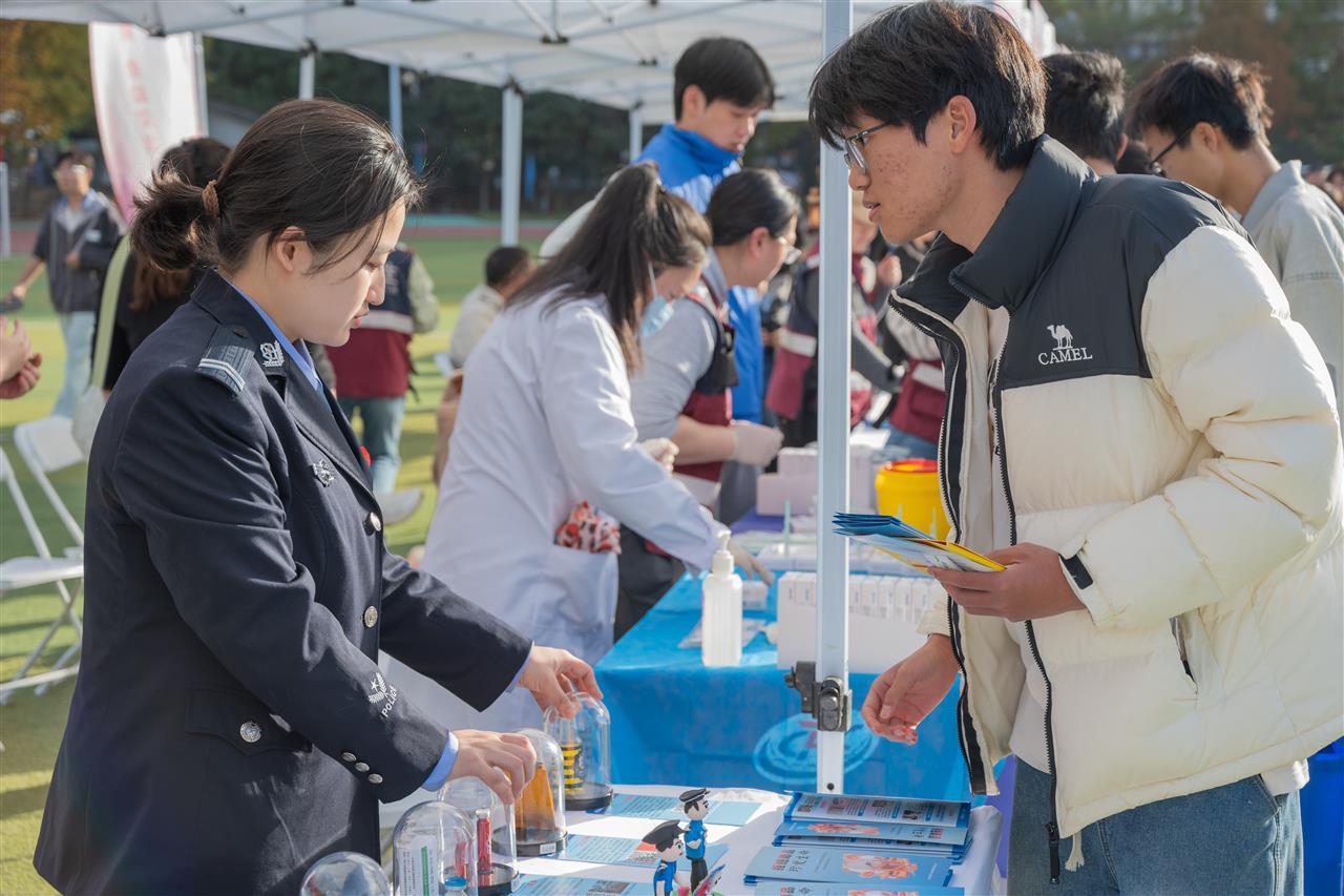 学生咨询狮子山戒毒所展台 舒一帆摄.jpg