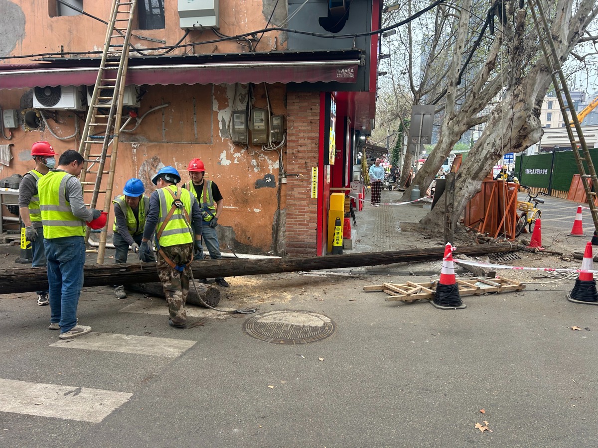 施工人员将倾斜电杆安全拆除 (1).jpg