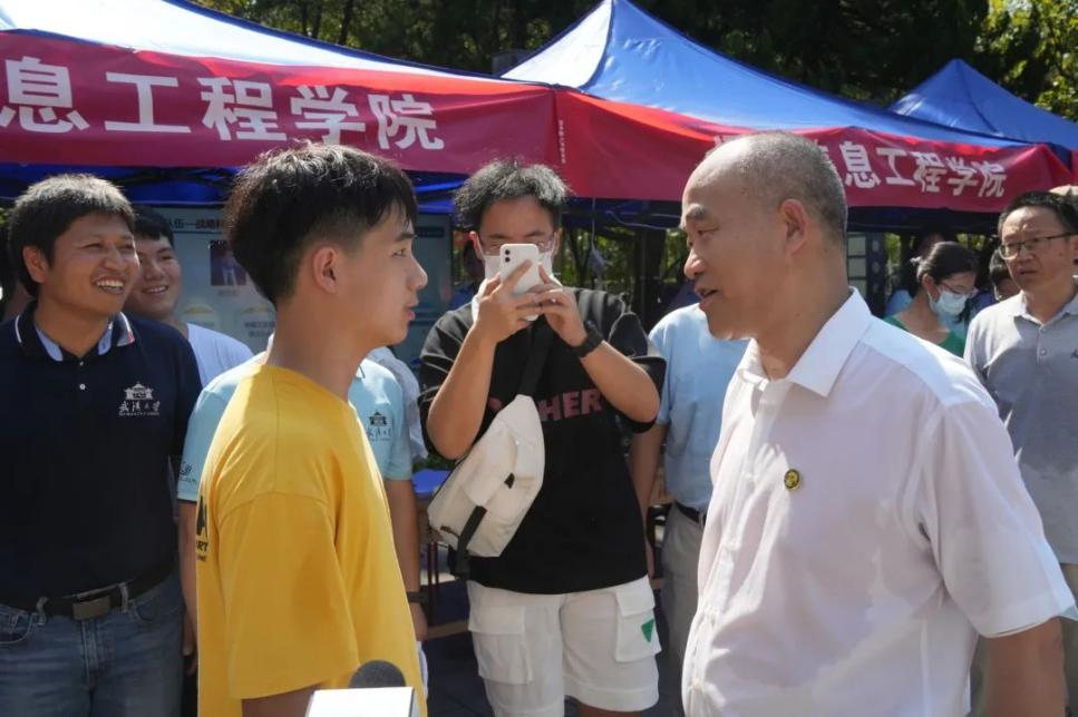 窦贤康与蔡申煜亲切交流