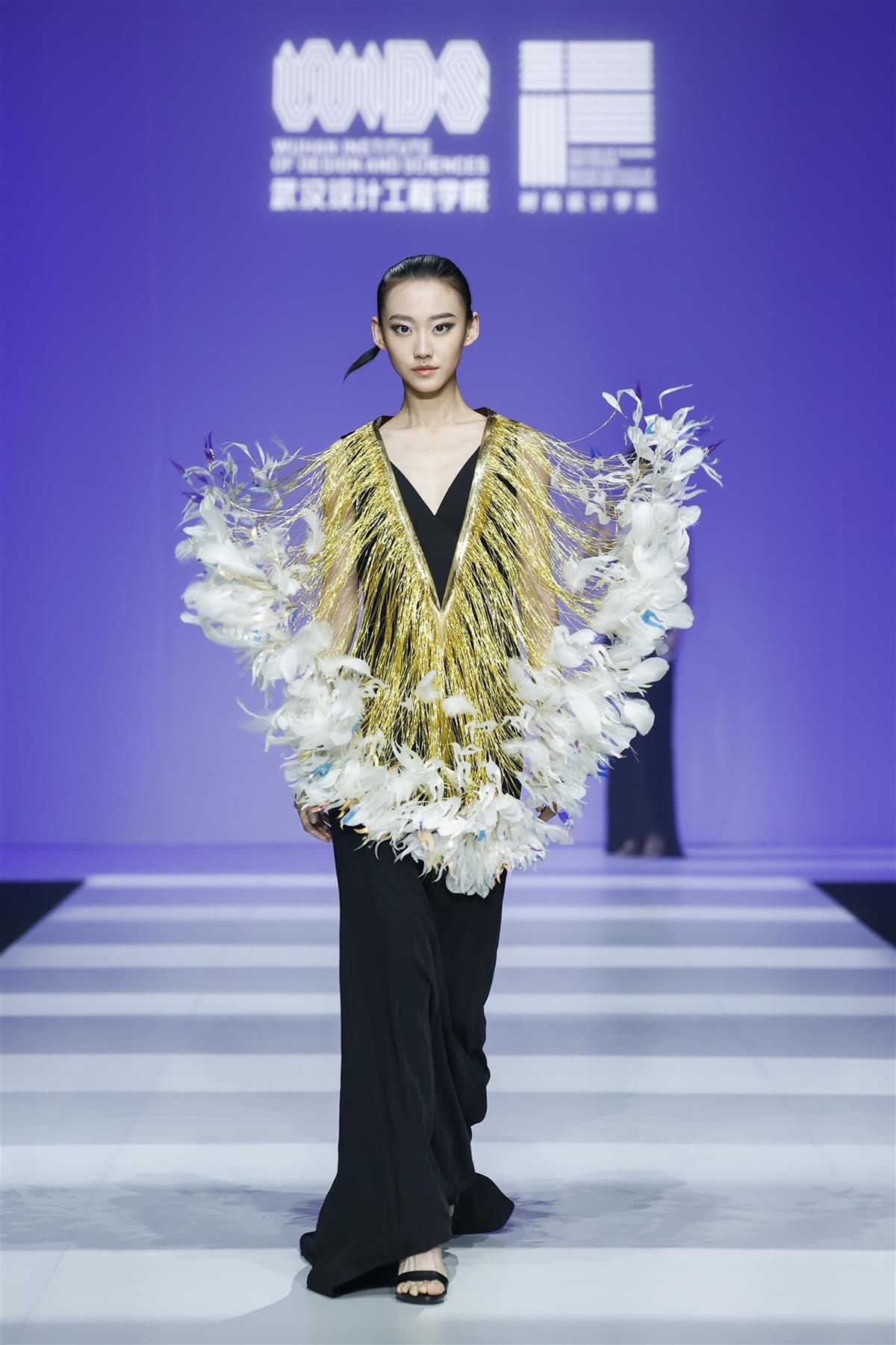 16 作品《缠织·乡韵》从土楼建筑包围环绕的特色结构中汲取设计灵感，展现了非服用材料在服装设计中的创新运用。.jpg