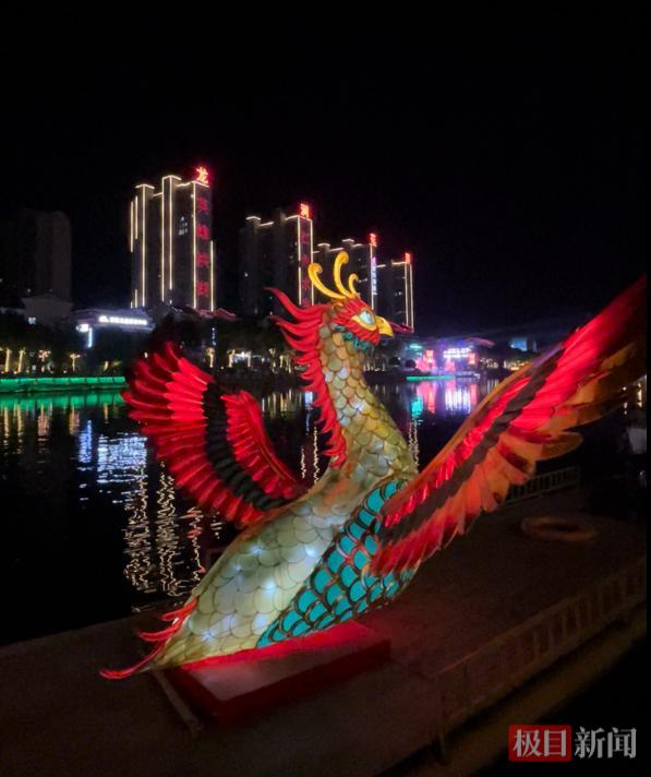 巡游中的凤舟。  （极目新闻记者 黄志刚 摄）.jpg
