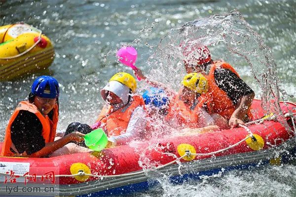 开心戏水（图片摄于嵩县车村镇）