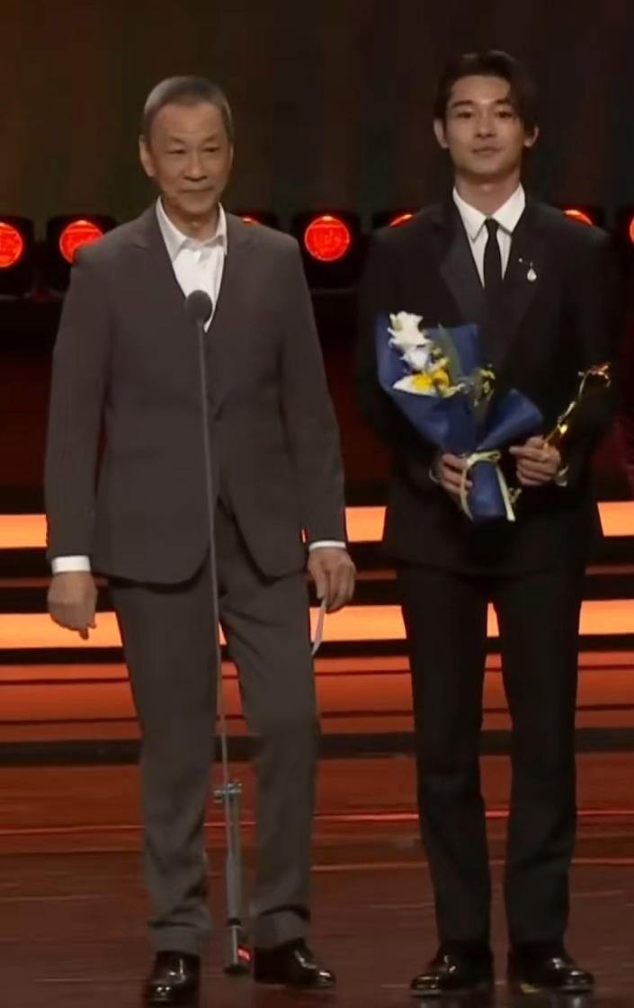 79岁王学圻亮相颁奖典礼，网友：这状态像49岁的