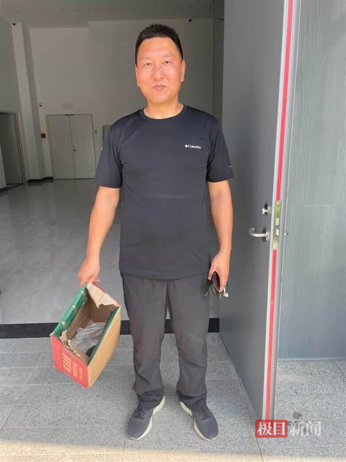 武汉动物园动管部接收市民捡到的巴西龟