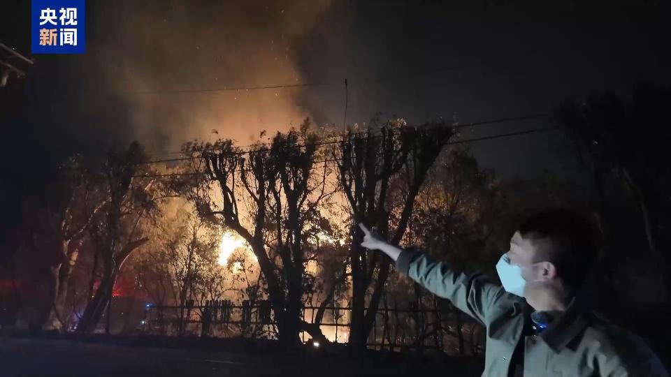 记者直击丨美国洛杉矶起火点过多 警方难以及时封锁相关区域-第1张-信息-51硕博论文