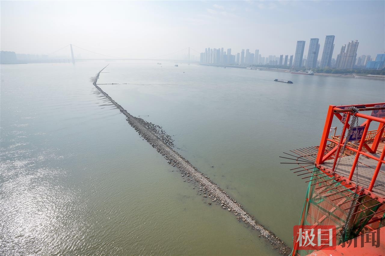 长江武汉段重现江心小路，专家警告，请勿冒险涉足