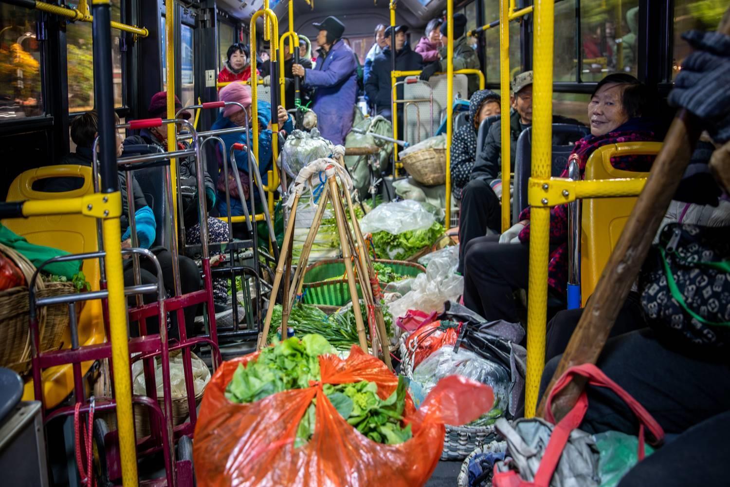 王春芳《城市特色公交》组照 (4).jpg