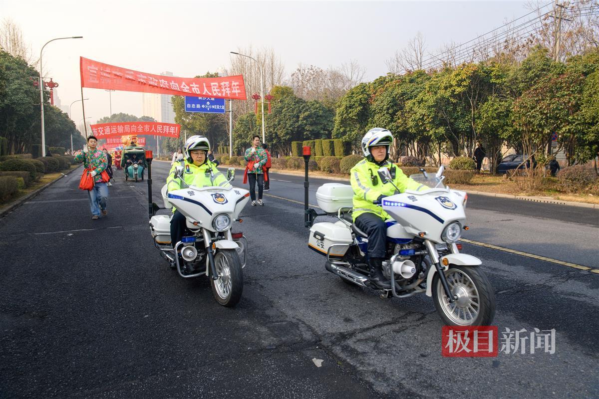 图二 铁骑开道护送.jpg