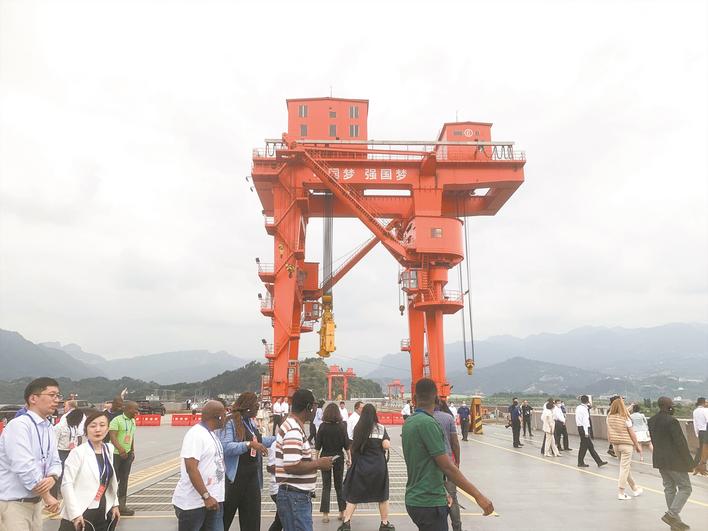 外宾参观三峡大坝 楚天都市报极目新闻见习记者刘远方摄