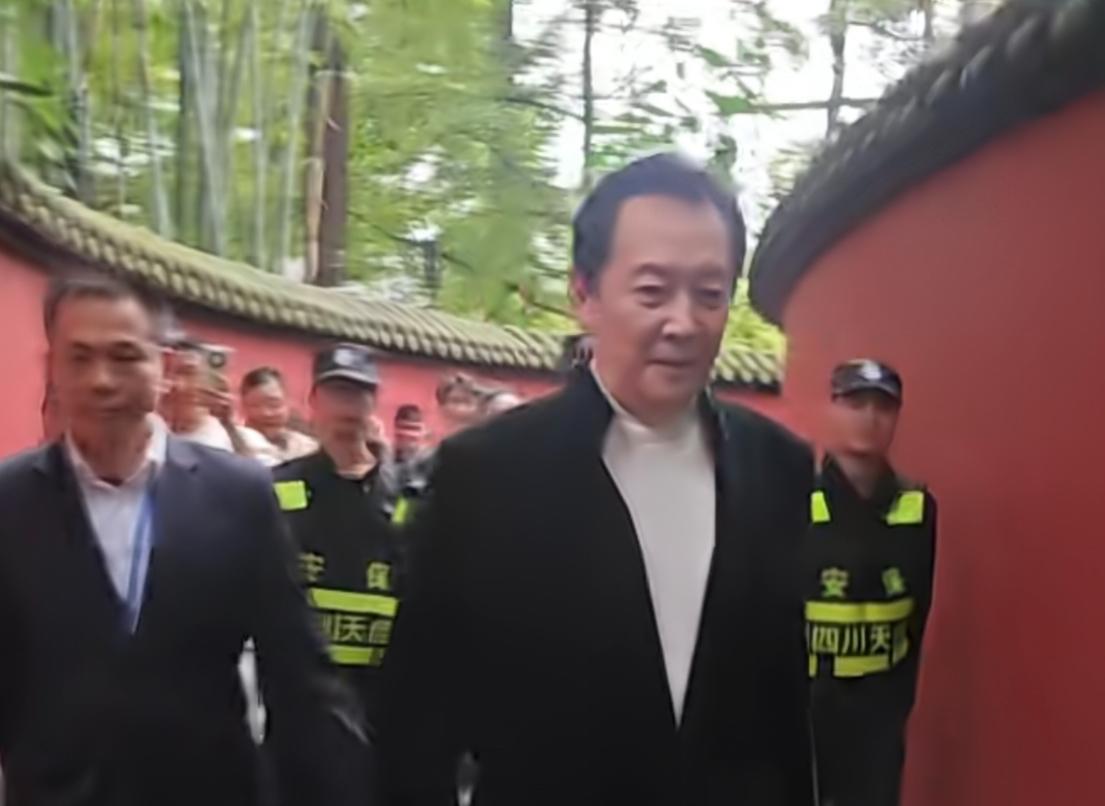 唐国强现身成都武侯祠，网友：丞相穿越回来了