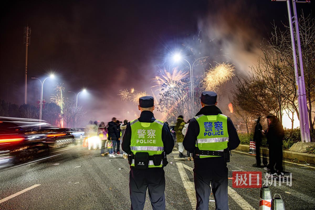图一 民警护航烟花爆竹燃放点安全.jpg
