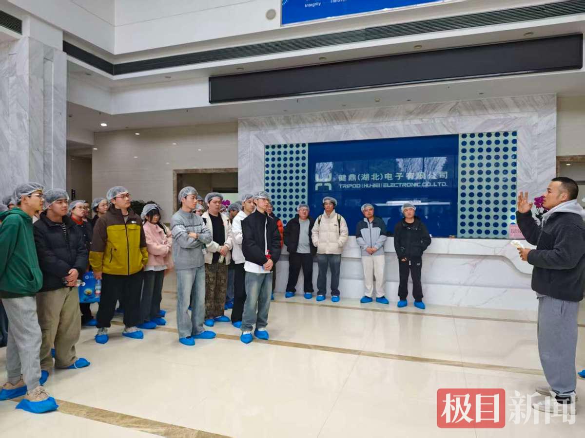 武汉工商学院师生参观仙桃的企业  摄影：朱懿.jpg