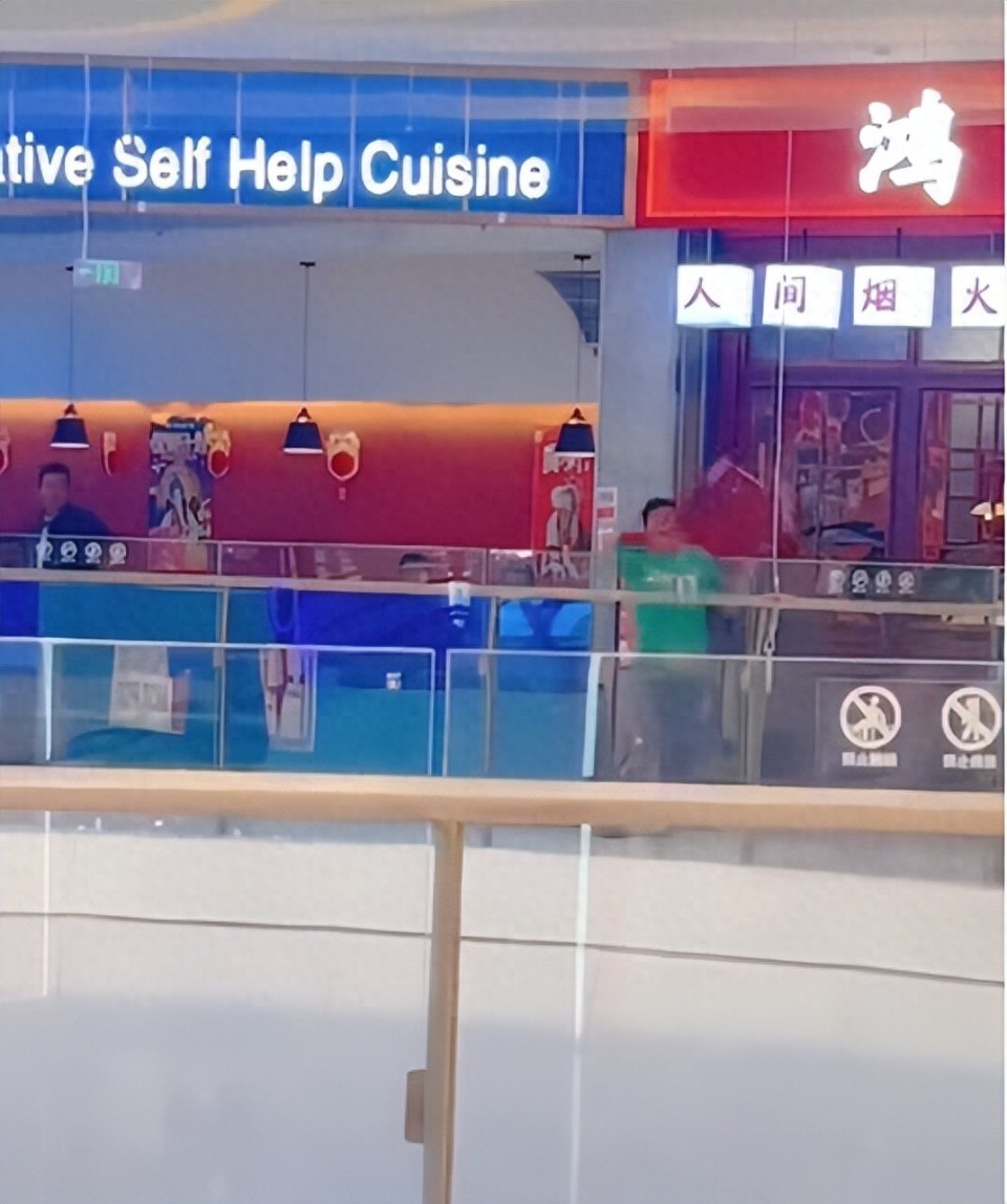 绿衣男从商场三楼抛下两把塑料椅险些砸中人，店家称男子被警方带走