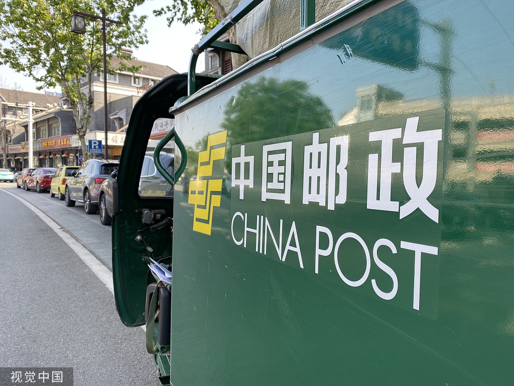 2022年5月4日，江苏扬州，五一劳动节街头送快递的中国邮政快递小车，五一节快递小哥不休息，走街串巷送快递。视觉中国资料图