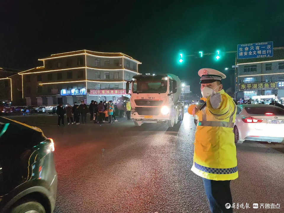 不夜城中的“荧光绿”，泰安交警东平大队护航景区道路交通安全 极目新闻