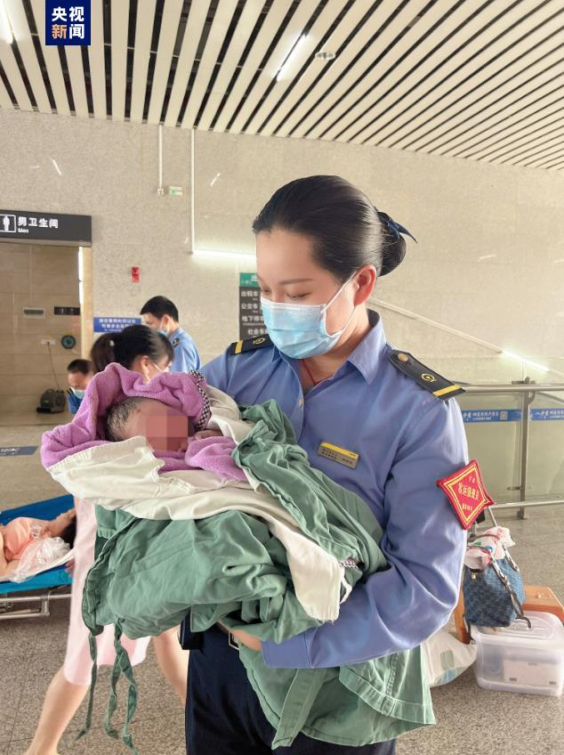 暖心！孕妇动车上分娩 列车为新生命多停5分钟 | 极目新闻