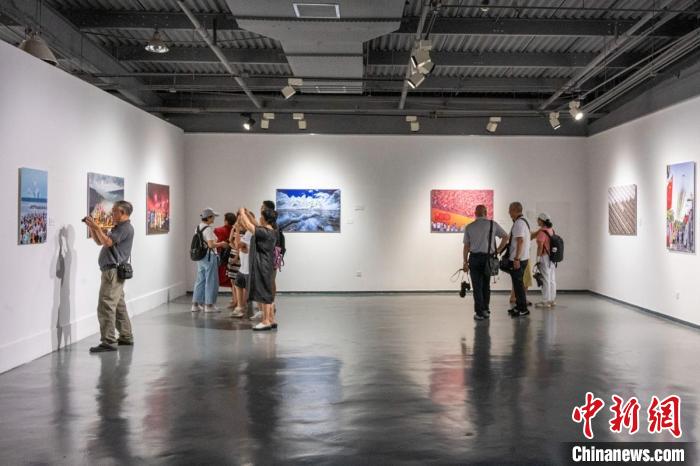 第28届全国摄影艺术展览精品展成都巡展开展 | 极目新闻