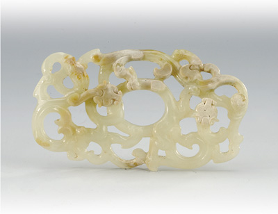 镂雕三蟠龙心形玉佩。