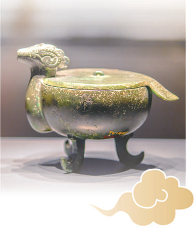 三足羊首铜尊。