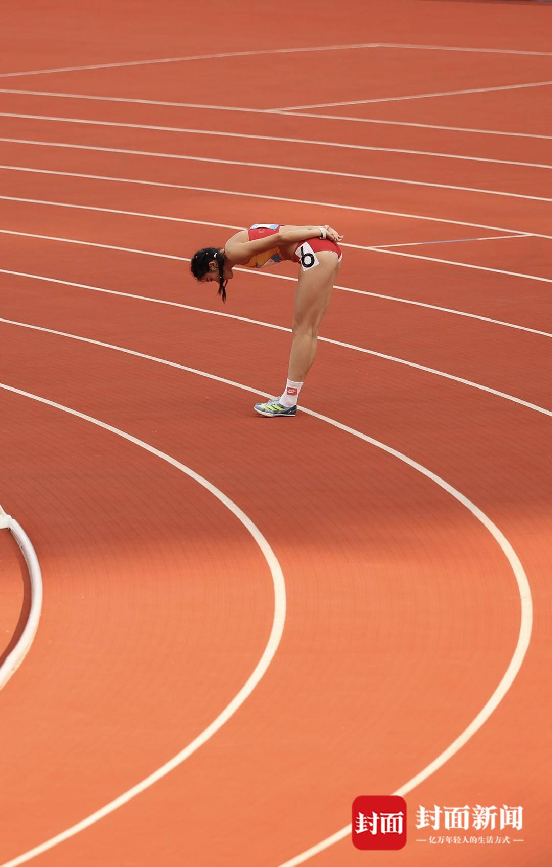 大运会女子100米跨栏小组赛 吴艳妮位列小组第一晋级半决赛_田径_比赛_摄影